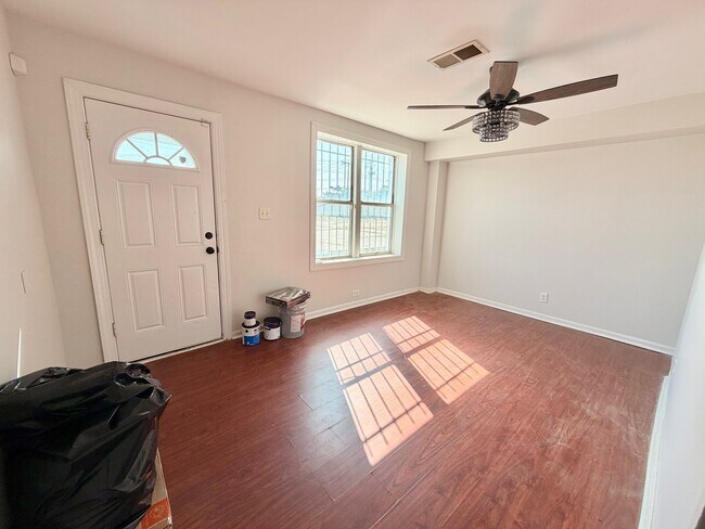Building Photo - 813 Fisher Ave