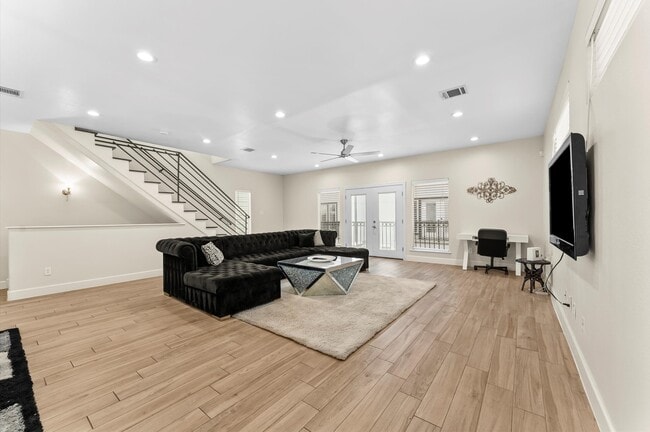 Building Photo - 3045 Clinton Dr