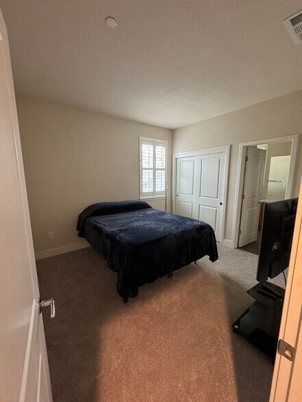 Building Photo - 5494 Antioch