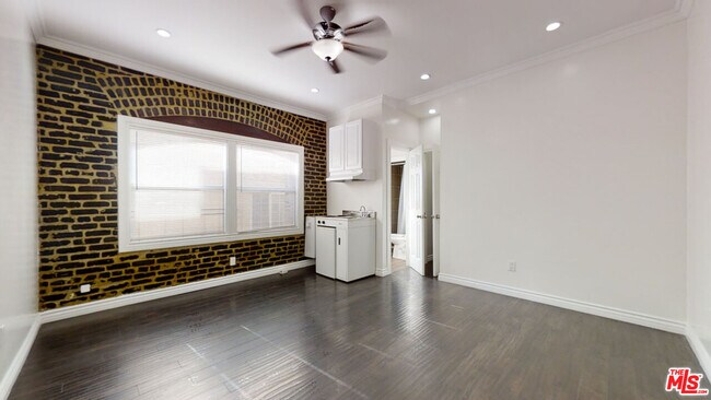 Building Photo - 738 S New Hampshire Ave