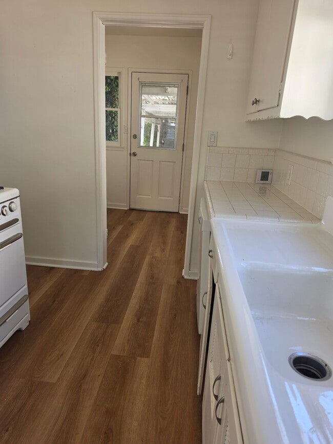 Kitchen & Laundry - 1407 Bresee Ave