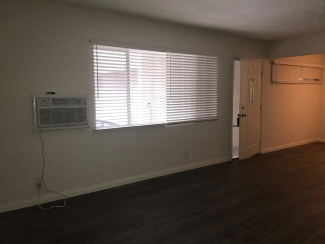 Building Photo - Parr, 10424-10425