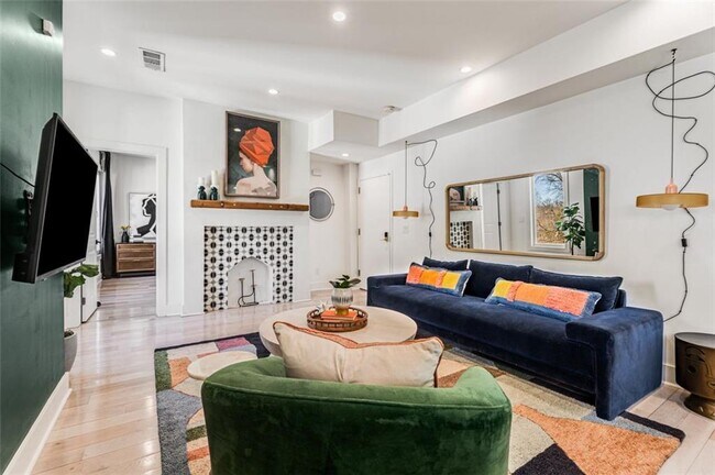 Building Photo - 724 Charles Allen Dr NE