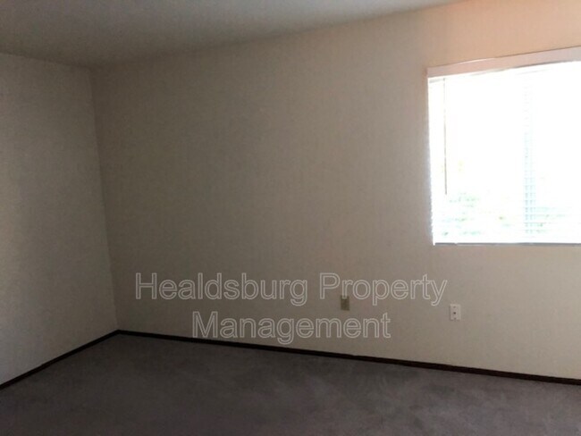 Building Photo - 1304 Foothill Dr