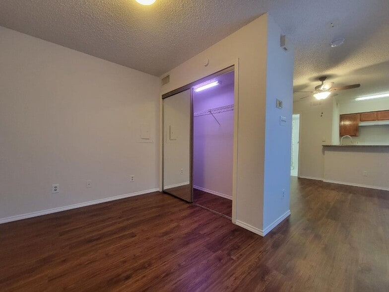 Building Photo - 9809 Walnut St