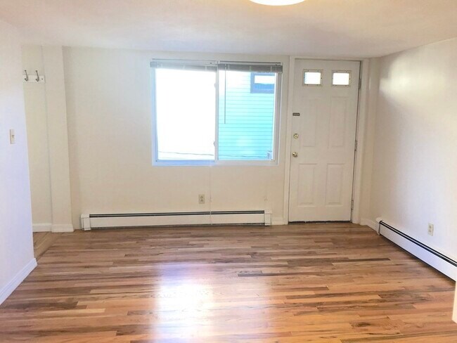 Building Photo - 144 Thorndike St