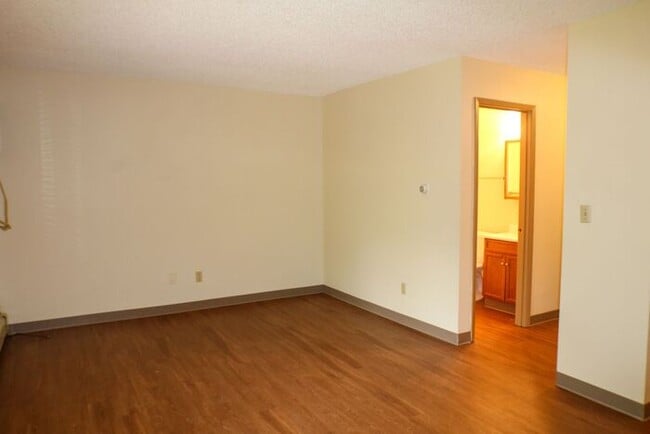 Building Photo - $925 | 2 Bedroom, 1 Bathroom Apartment | N...