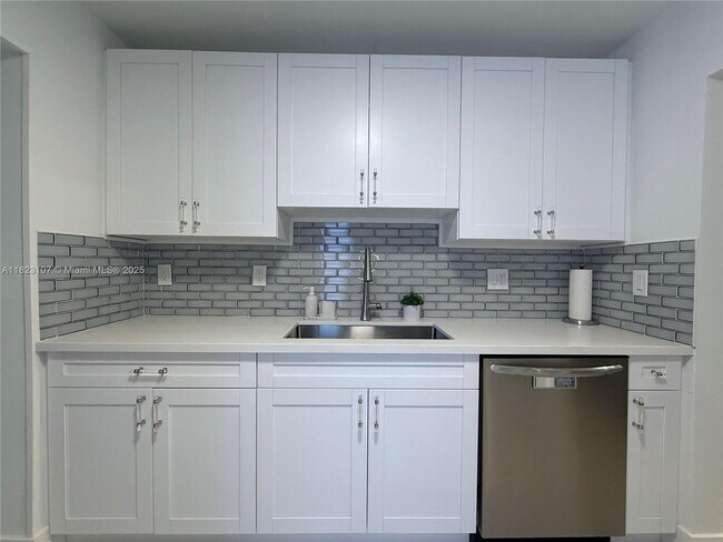 Building Photo - 4117 SW 62nd Ave