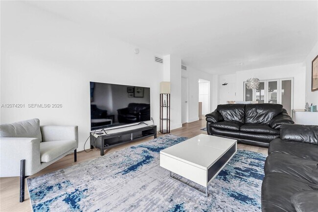 Building Photo - 300 Bayview Dr