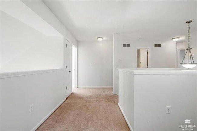 Building Photo - Charming Townhome, Prime Location, Cozy Li...