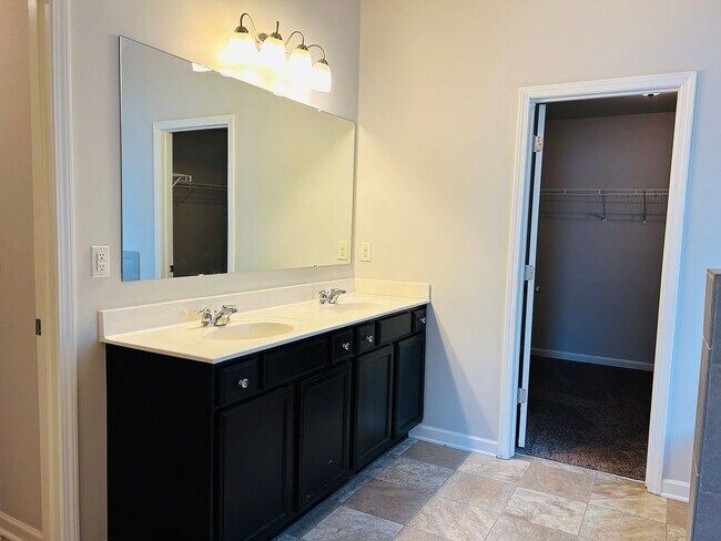 Building Photo - Beautiful 4 bedroom, 2.5 bathroom home In ...