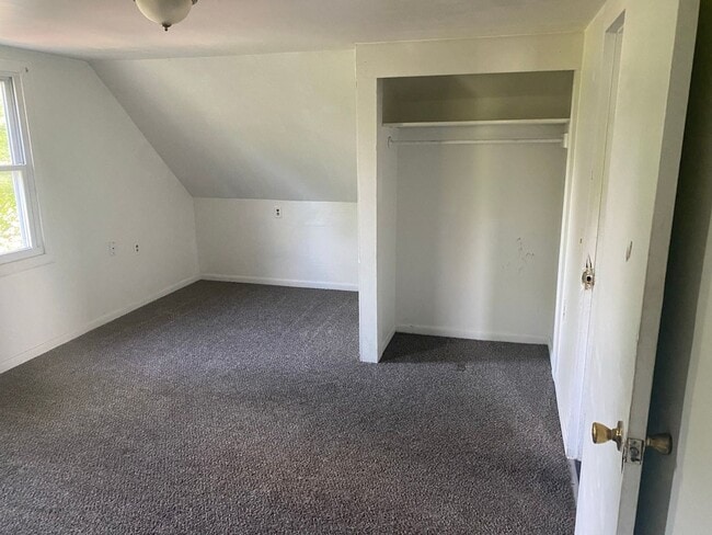 Building Photo - Spacious 2-Bedroom Home for Lease in Akron