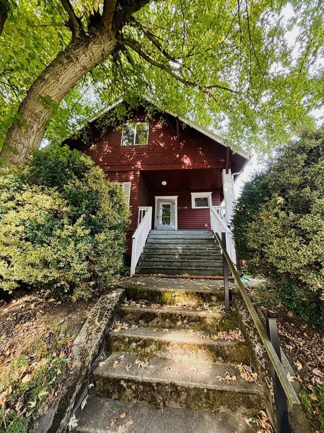 Building Photo - 2 BD / 1 BA Main level unit in 1913 Roosev...