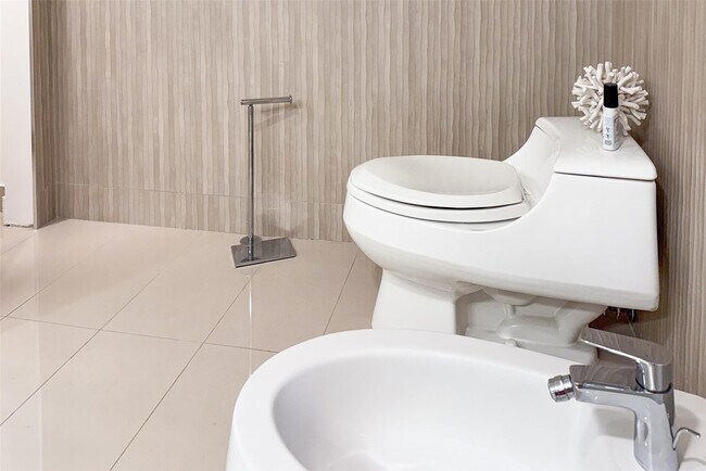 Building Photo - 2110 N Ocean Blvd