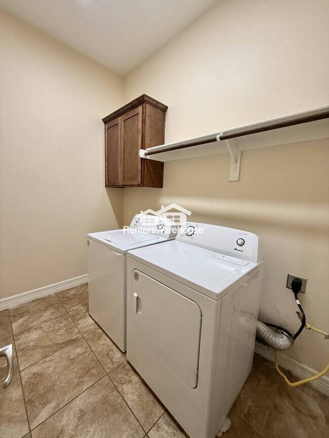 Building Photo - Beautiful 4 Bedroom Home just South of TCU!!!