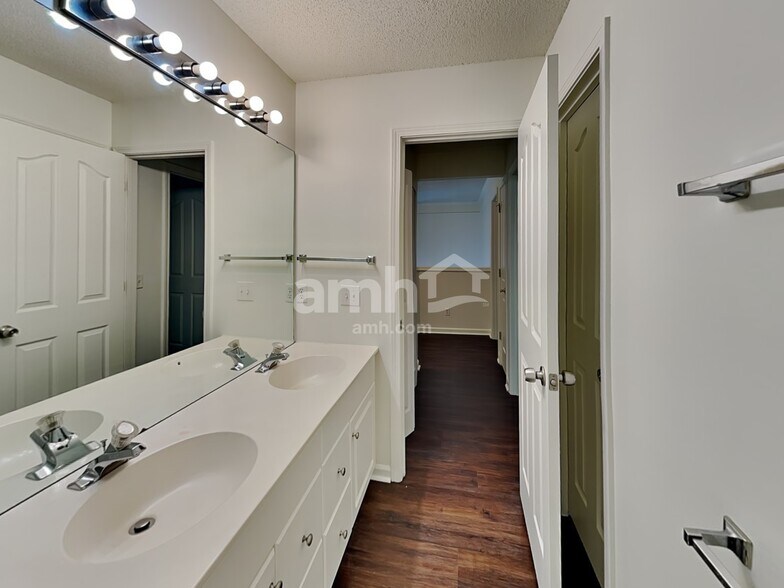 Building Photo - 5802 Swanston Dr