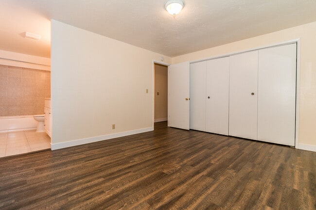 Building Photo - 3-Bedroom, 2-Bath Duplex - Amazing Views o...