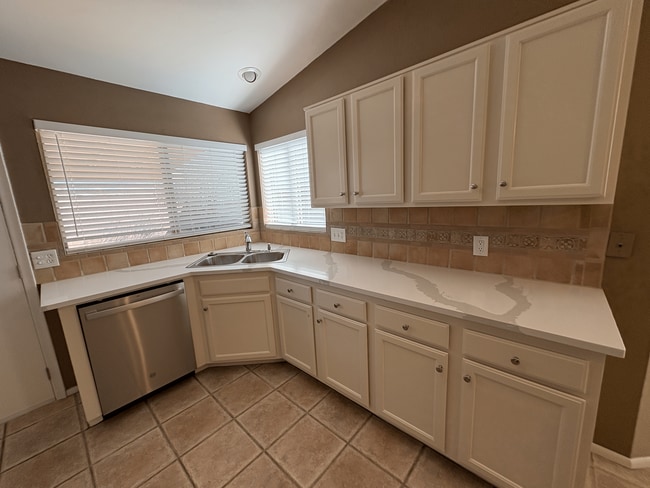 Building Photo - Eastside 3 bedroom 2 bath move in ready