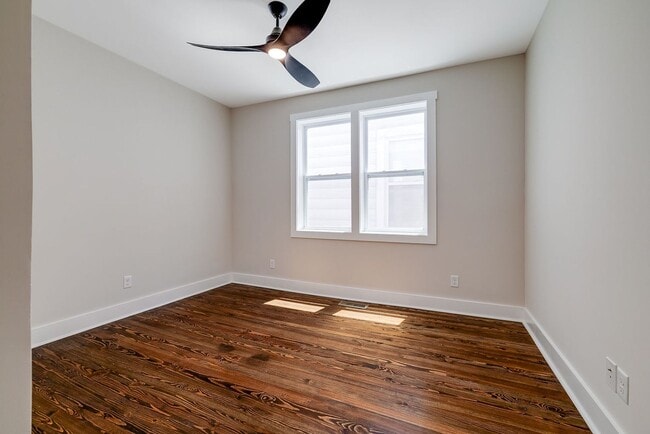 Building Photo - Townhome Close To Downtown..Available NOW!!!