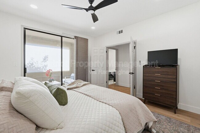 Building Photo - 9708 E Vía Linda