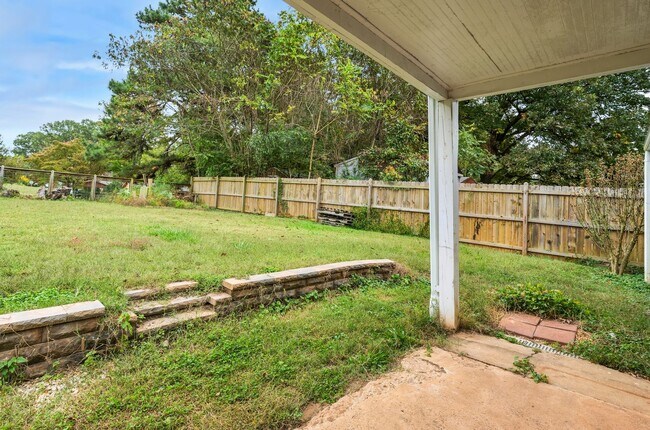 Building Photo - 608 Lakeshore Dr