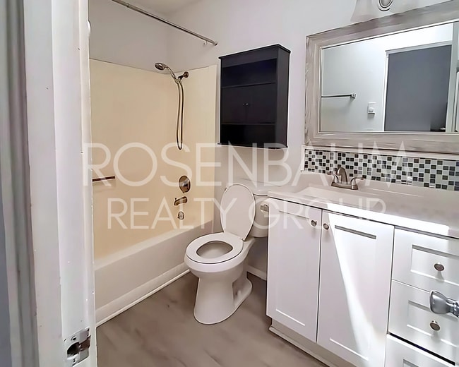 Building Photo - Stunning 3-bedrooms, 2-baths single-family...