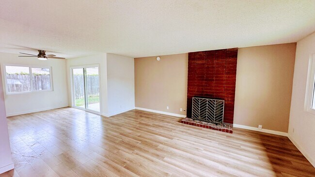 Building Photo - 120A