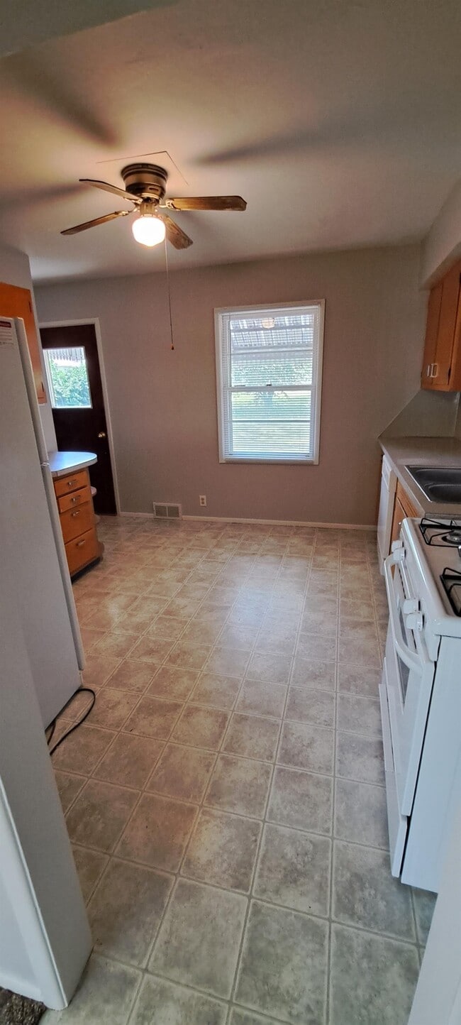 Building Photo - 1214 S Saxby Ave