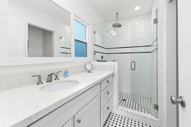 Building Photo - Charming La Jolla Beach Cottage
