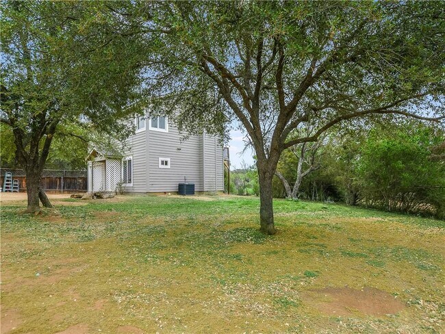 Building Photo - 605 Echo Dr