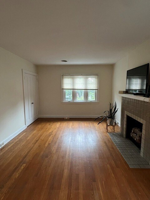 Large bright Living Room - 3514 Mooney Ave