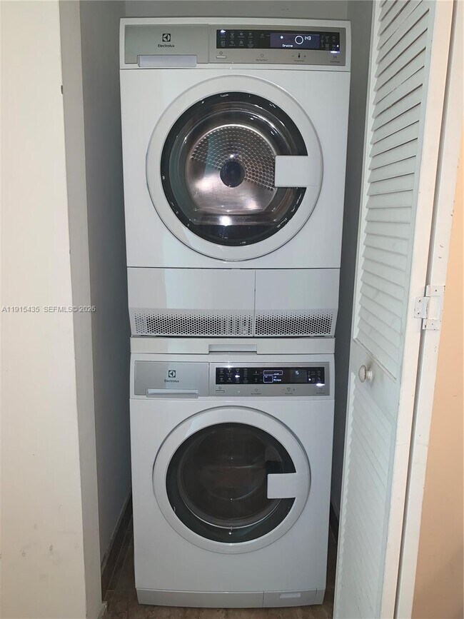 Building Photo - 300 S Biscayne Blvd