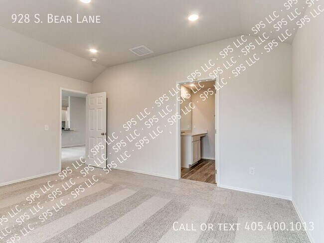 Building Photo - 928 S Bear Ln