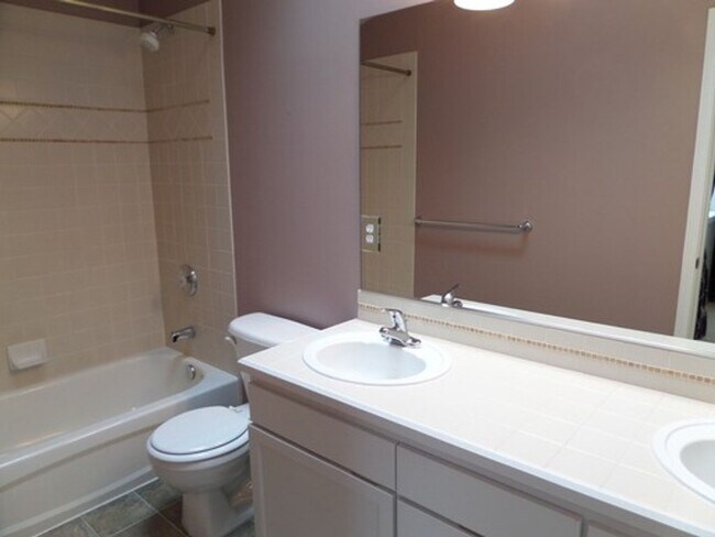 Building Photo - Stunning and Large 3-Bedroom Townhome with Garage FOR RENT in Green Lake!!