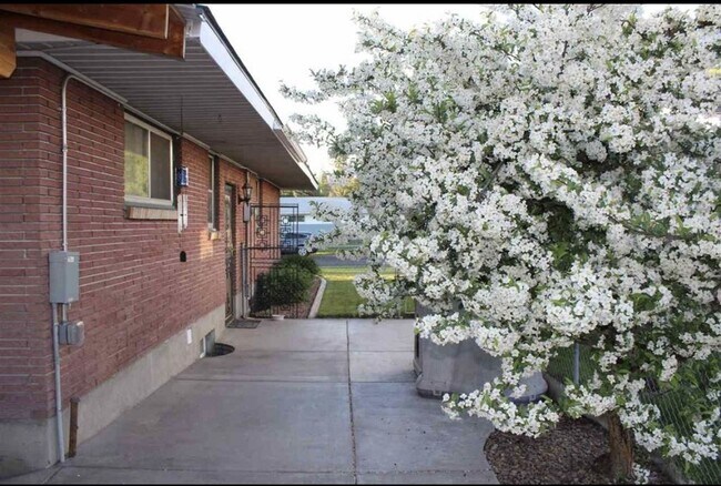 Building Photo - 3123 W Bismark Ave