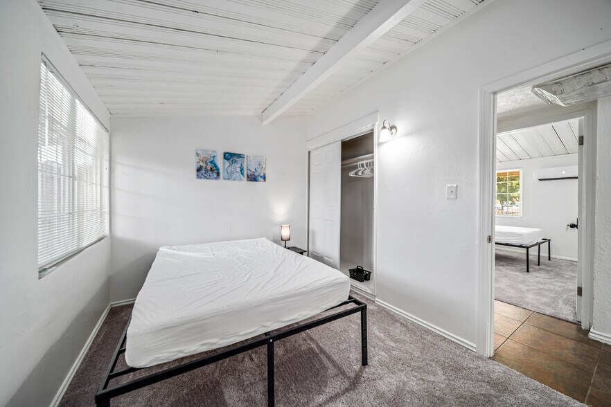 Rooms for Rent-Room 5 - 45426 10th St W