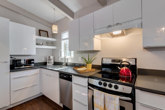 Building Photo - 7288 E Rancho Vista Dr