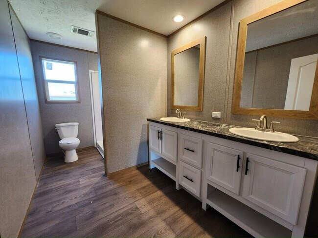 Building Photo - 539 Zebra Dr