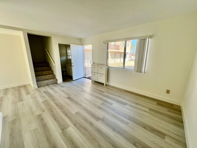 Building Photo - 702 Jay Cir