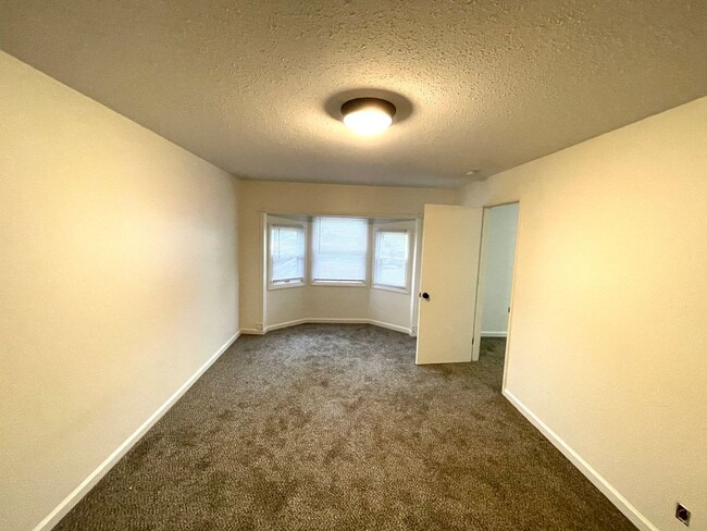 Building Photo - Stadium Street Fully Remodeled 4 bedroom 2 bathroom