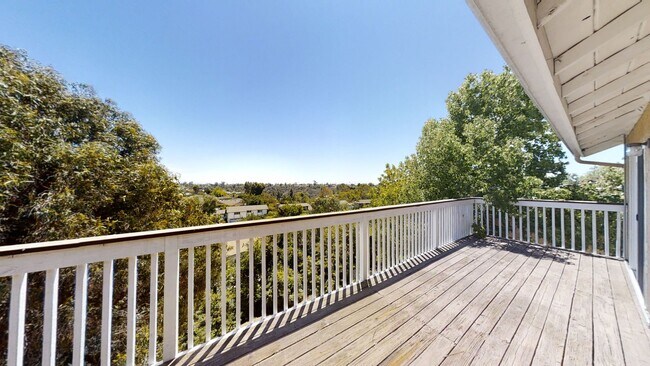 Building Photo - Beautiful House on Manhasset! Great Views! (Lease out, pending signatures. Check back in a few da...