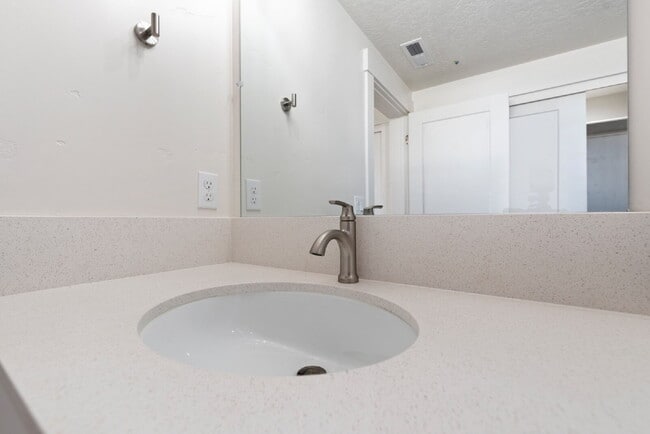 Building Photo - "Discover Comfort & Style: Spacious 3-Bed,...