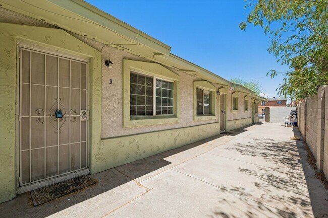 Building Photo - 2133 W Adams St