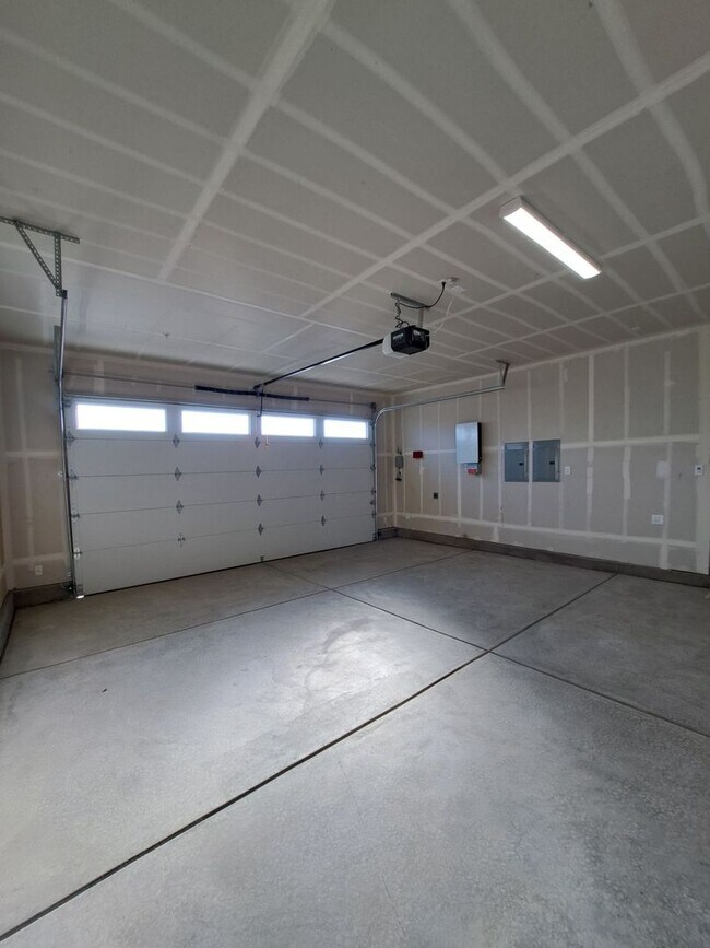 Building Photo - Beautiful 3-Bedroom Home in Gated Clovis Community!