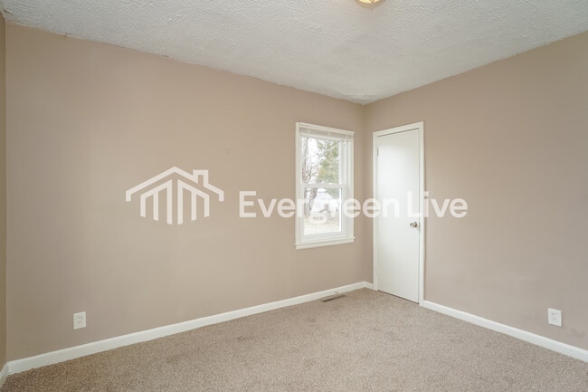 Building Photo - 2410 6th Ave