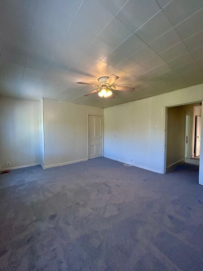 Building Photo - 3 Bedroom Home w/Bonus Room l Riverview Park