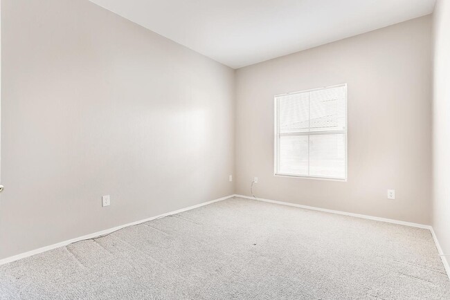 Building Photo - Northwest 1st Floor Condo in a Gated Community