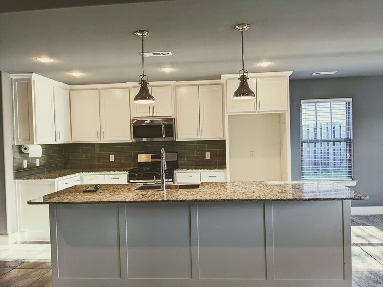 Building Photo - 700 Hawthorn Way