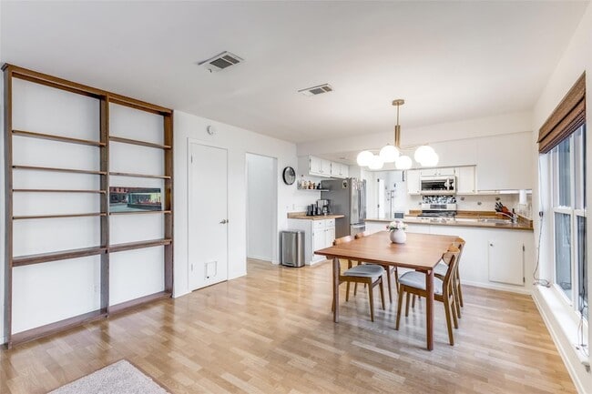 Building Photo - 4002 Biscay Dr