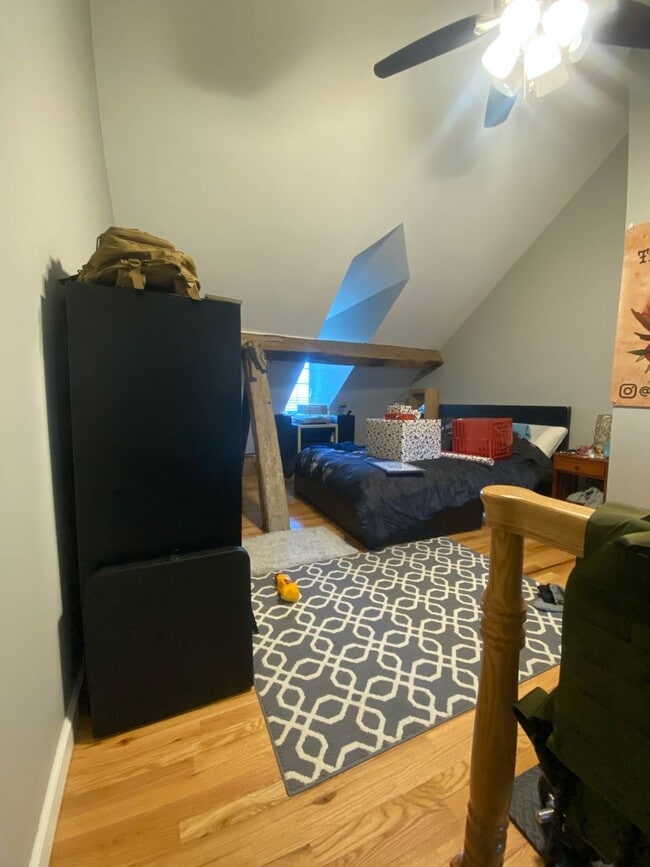 Building Photo - Beautiful Renovated 2 bedroom home with of...
